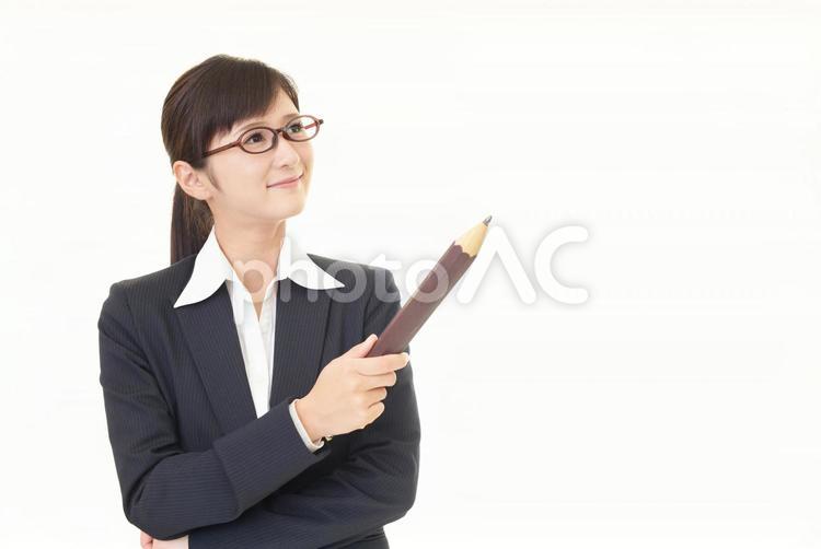 鉛筆を持つ笑顔の女性教師 女性,女,教師の写真素材