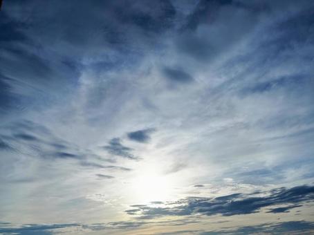 夏の夕空・日没前の弱い光の太陽 夏の夕空・日没前の弱い光の太陽 夏,太陽,夕方の写真素材