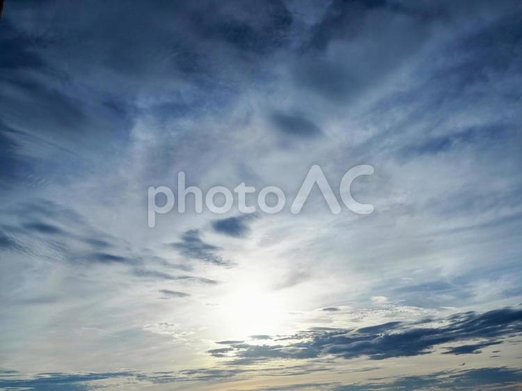 夏の夕空・日没前の弱い光の太陽 夏,太陽,夕方の写真素材