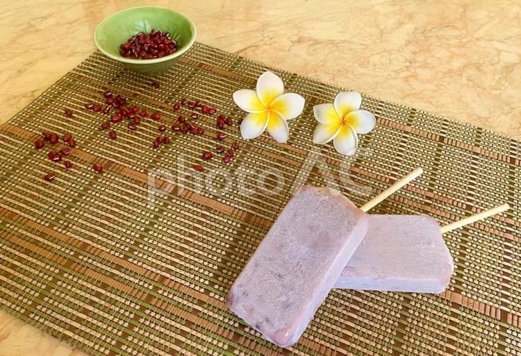 小豆のアイスキャンディーと小豆の背景 小豆,小豆小豆,小豆アイスキャンディーの写真素材