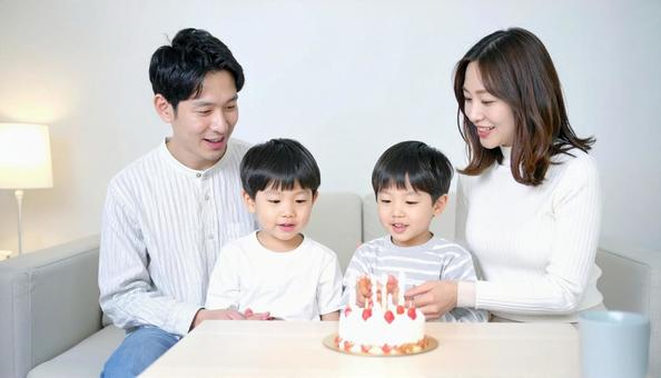 家族で子どもの誕生日を祝う 家族で子どもの誕生日を祝うの写真
