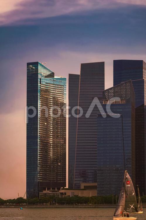 夕暮れの金融街（シンガポール） シンガポール,マリーナベイ,夕焼けの写真素材