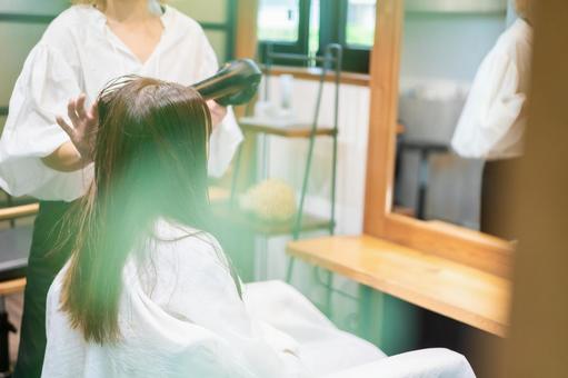 A woman who goes to a hair salon, JPG A woman who goes to a hair salon, head spa, treatment, hair salon, JPG