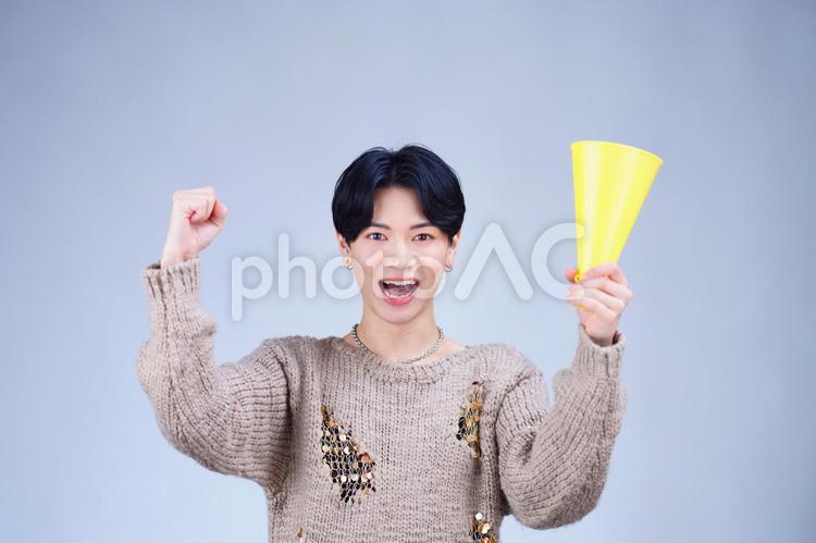 メガホンを持ち応援する男性 男性,メガホン,応援の写真素材