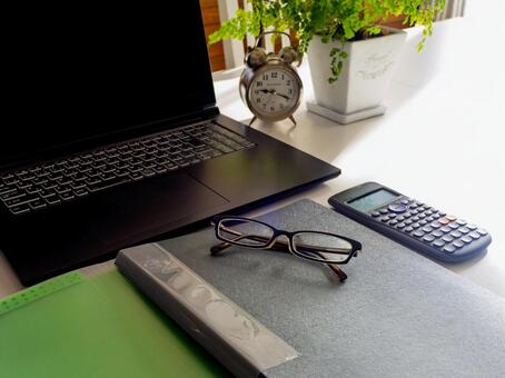 自然光が差し込む整ったワークスペース デスク,ワークスペース,ノートパソコンの写真素材