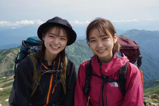 ハイキングを楽しむ2人の女性 ハイキングを楽しむ2人の女性の写真