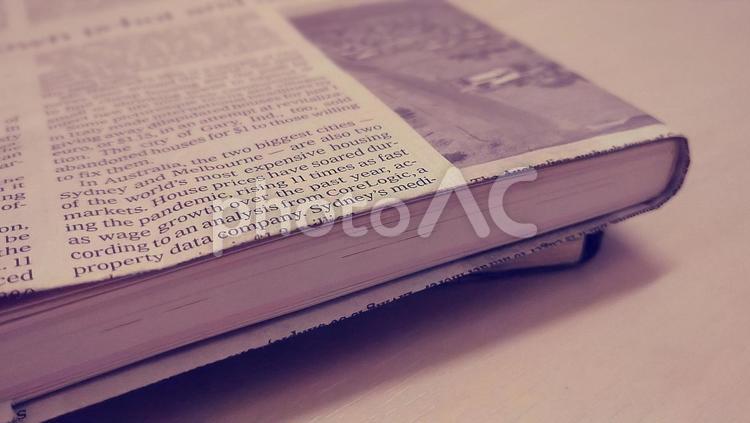 英字新聞のブックカバーをつけた書籍 英字新聞,本,古本の写真素材