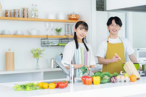 キッチンで料理を作る若い夫婦 キッチンで料理を作る若い夫婦 夫婦,料理,キッチンの写真素材