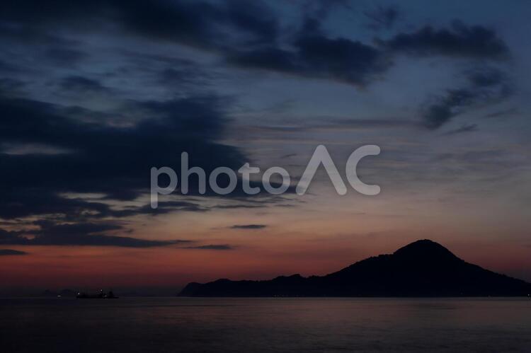 夕暮れの島 瀬戸内海,日没,夕焼けの写真素材