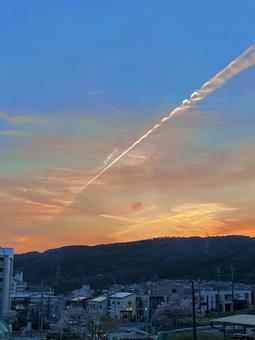 夕暮れと飛行機雲 空,夕暮れ,風景の写真素材