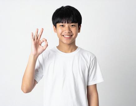 OK!のサインをする男性 OK!のサインをする男性の写真