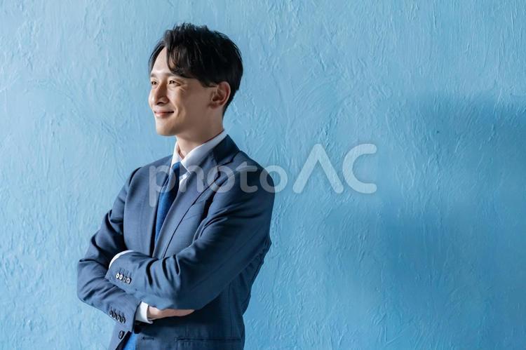 腕組みをするスーツを着た男性 男性,ビジネス,スーツの写真素材