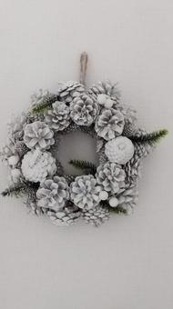 松ぼっくりの白いリース リース,クリスマス,クリスマスリースの写真素材