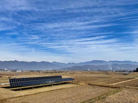 田園風景に不釣り合いなソーラーパネル ソーラーパネル,青空,田園風景の写真素材