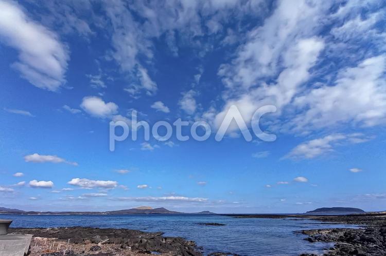 S＜五島＞夏のさんさん富江キャンプ村 空,鬼岳,海の写真素材