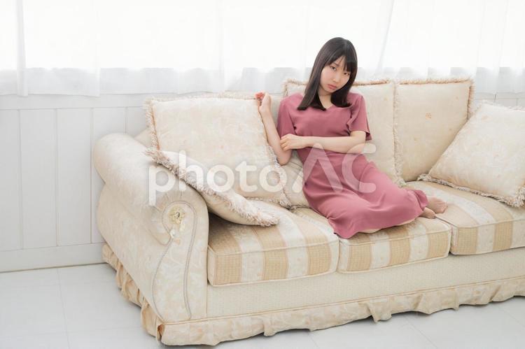 ソファーに座って寛ぐ20代の女性 女性,人物,日本人の写真素材