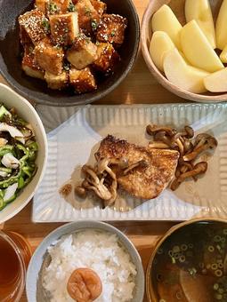 めかじきのバター醤油焼き定食 ご飯,料理,おうちごはんの写真素材