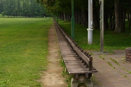 公園のベンチ 公園のベンチ 公園,ベンチ,芝生の写真素材