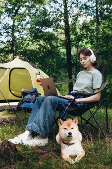 椅子に座り犬と過ごす女性 女性,外国人,犬の写真素材