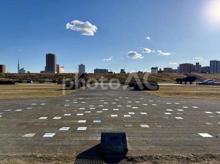 荒川の河川敷 スロープ,舗装,快晴の写真素材