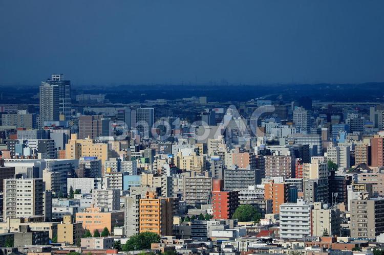 雲の切れ間からの日差しが市街地に当たる様子　光と影 日差し,日光,日陰の写真素材