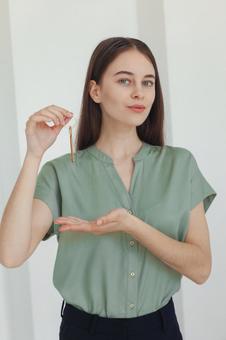 鍵をアピールする女性 保険業,事務職,接客業の写真素材