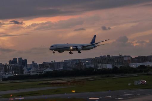 秋風に包まれた滑走路の景色 飛行機,航空機,旅客機の写真素材