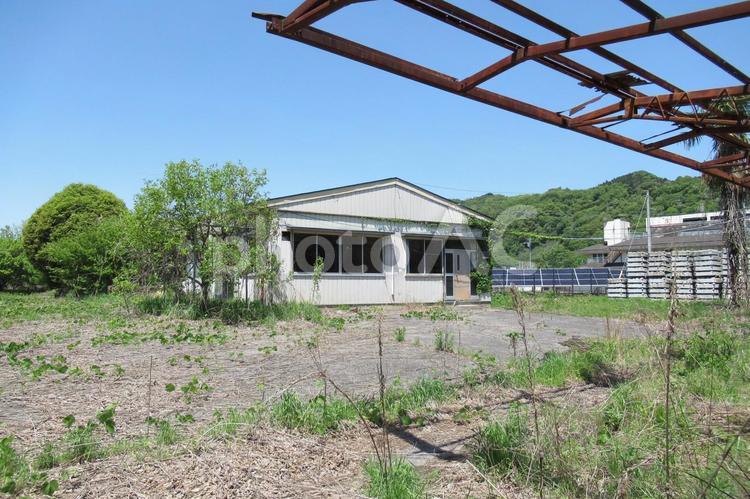 郊外の割と広めな空き地に残る空き家 建物,家屋,家の写真素材
