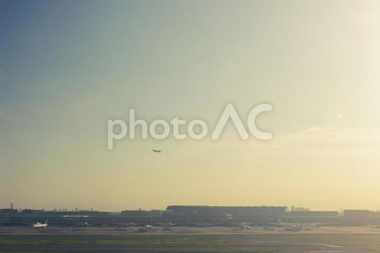 羽田を飛び立つ飛行機(ノスタルジック調) 羽田空港,飛行機,青空の写真素材
