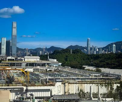 海沿いに立つ工場施設と青空の風景 海沿いに立つ工場施設と青空の風景 工場,海,青空の写真素材