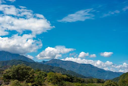 森林と山々 森林と山々の写真