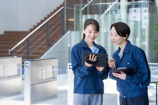 ビルメンテナンスする女性エンジニア 不動産,エンジニア,建築の写真素材