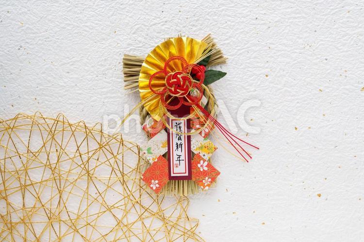 白背景の謹賀新年のしめ飾りと金の水引飾り 謹賀新年,しめ飾り,和紙の写真素材