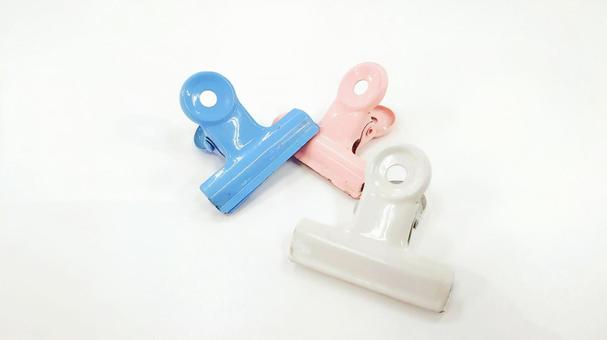 ３色のクリップ 3個,並べる,物撮りの写真素材