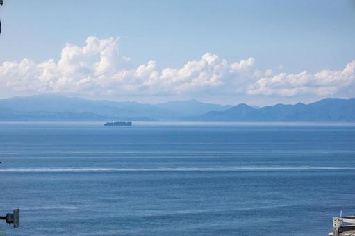 初夏の津軽海峡と対岸の北海道と青い空 初夏の津軽海峡と対岸の北海道と青い空の写真
