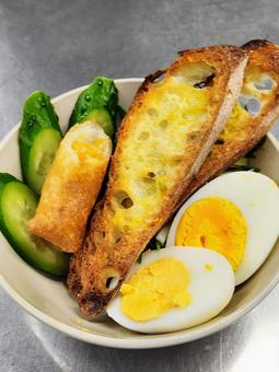 バケット入りサラダの写真