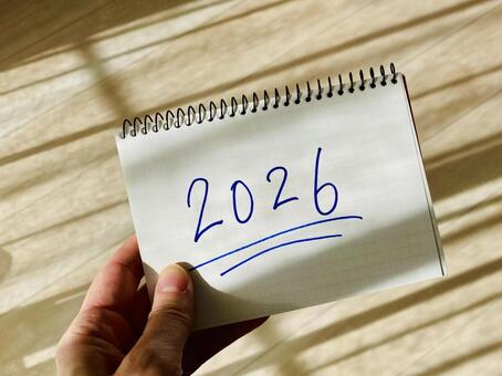 2026の文字が書かれたノートを持つ手元 2026,西暦,2026年の写真素材