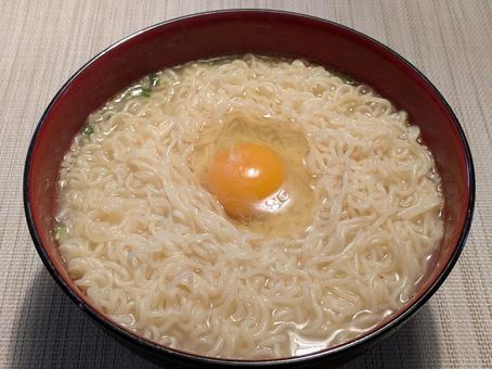 霜降前の日曜日の朝に自宅調理したラーメンの写真