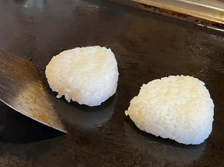 おにぎりを焼くところ おにぎりを焼くところの写真