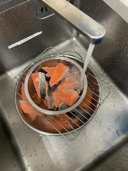 魚の流水洗い 魚,鮭,流水の写真素材