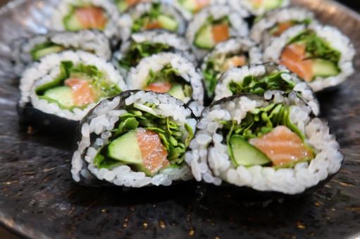 自家製サーモン海苔巻 サーモン,大葉,紫蘇の写真素材