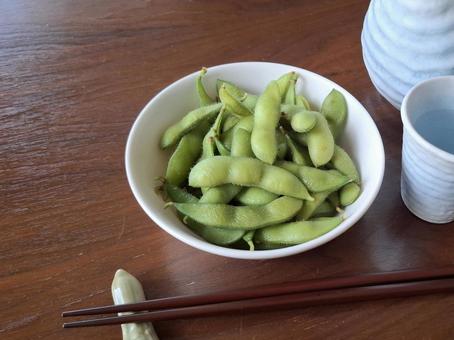 塩茹で枝豆と日本酒 塩茹で枝豆と日本酒の写真
