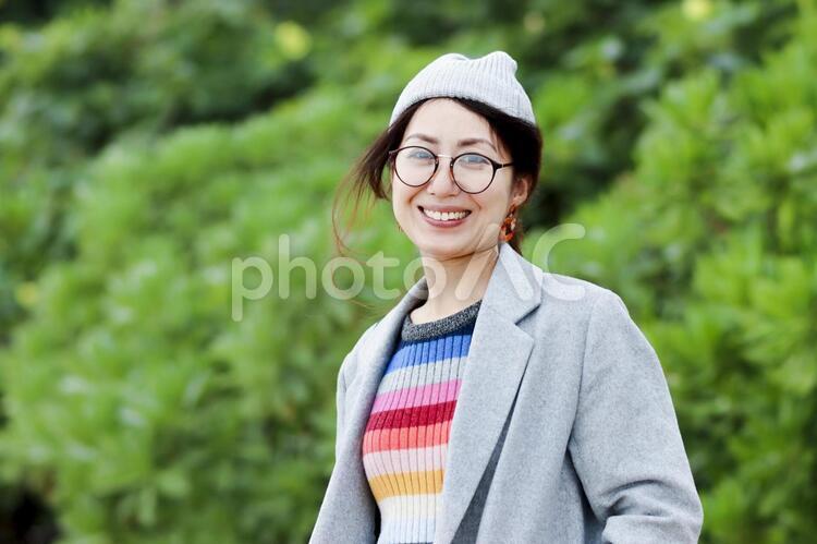 眼鏡をかけた笑顔の女性  女性,人物,アップの写真素材