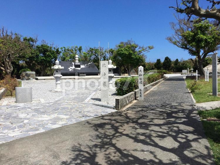 平和祈念公園の北霊碑と大和の塔と青空 大和の塔,北霊碑,霊域参道の写真素材