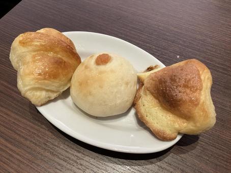 パン3種〜クロワッサン、明太、メロンパン パン3種〜クロワッサン、明太、メロンパンの写真
