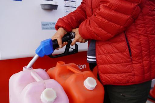 灯油をポリタンクに給油する 給油,灯油,ガソリンスタンドの写真素材
