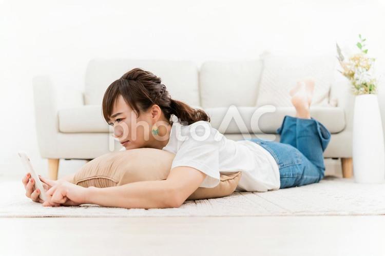 家でスマホが壊れて困るアジア人女性 スマホ,壊れる,修理の写真素材