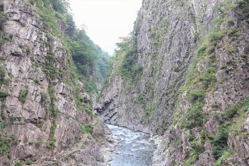 清津峡の清流と巨大な岩壁と柱状節理の断崖 清津峡の清流と巨大な岩壁と柱状節理の断崖 新潟,清津峡,清流の写真素材