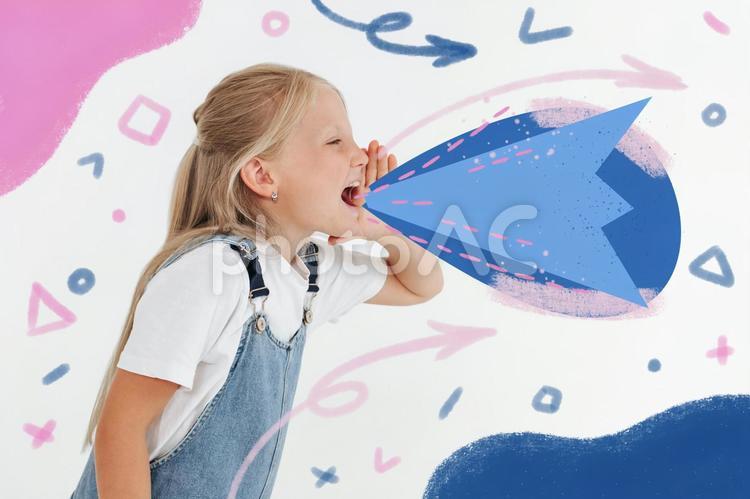 青とピンクの矢印イラストと横向きで叫ぶ女の子 女の子,叫ぶ,呼ぶの写真素材
