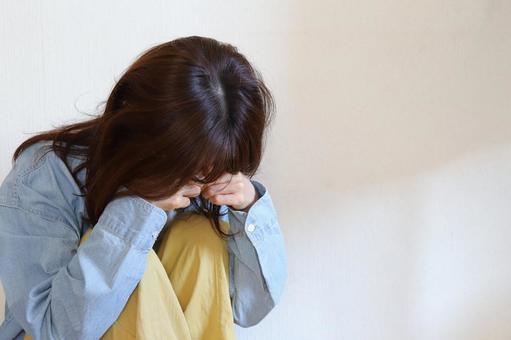 下を向いて泣く女性 泣く,女性,失恋の写真素材